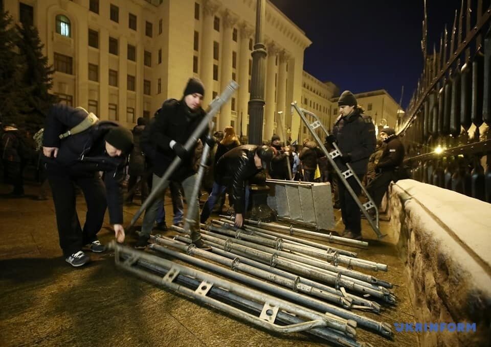 Под Офисом Зеленского устроили "Ночной дозор"