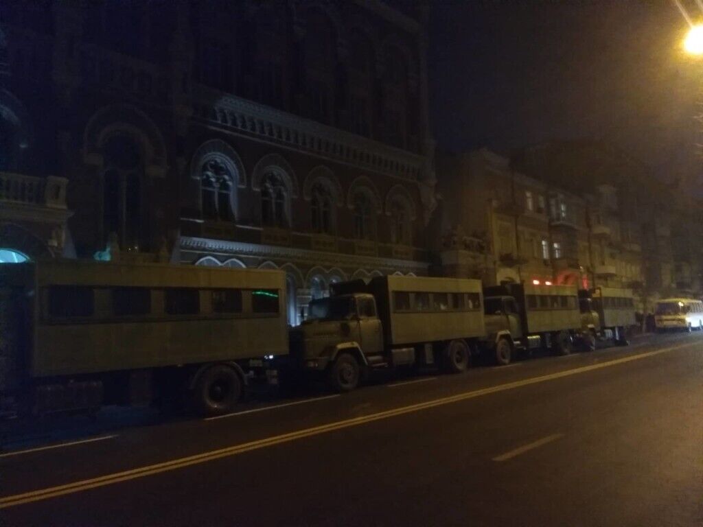 Под Офисом Зеленского устроили "Ночной дозор"