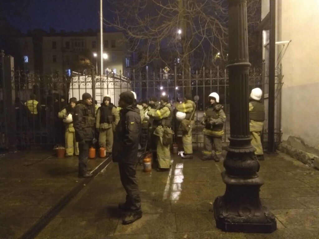 Під Офісом Зеленського влаштували "Нічну варту"