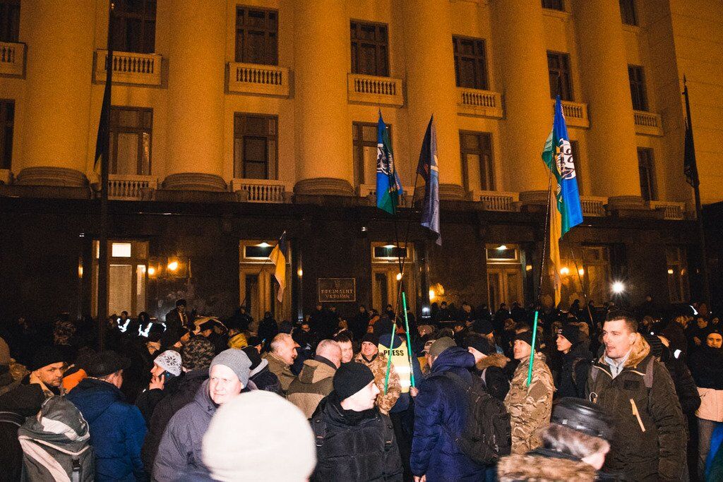 Под Офисом Зеленского устроили "Ночной дозор": случились потасовки