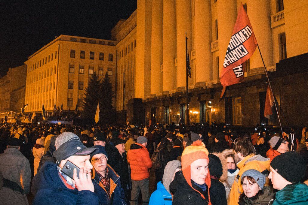 Под Офисом Зеленского устроили "Ночной дозор": случились потасовки с полицией