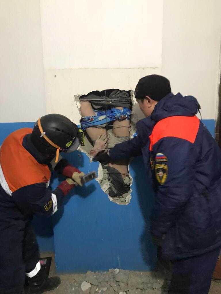 В России мужчина упал в шахту лифта, спасая валенки