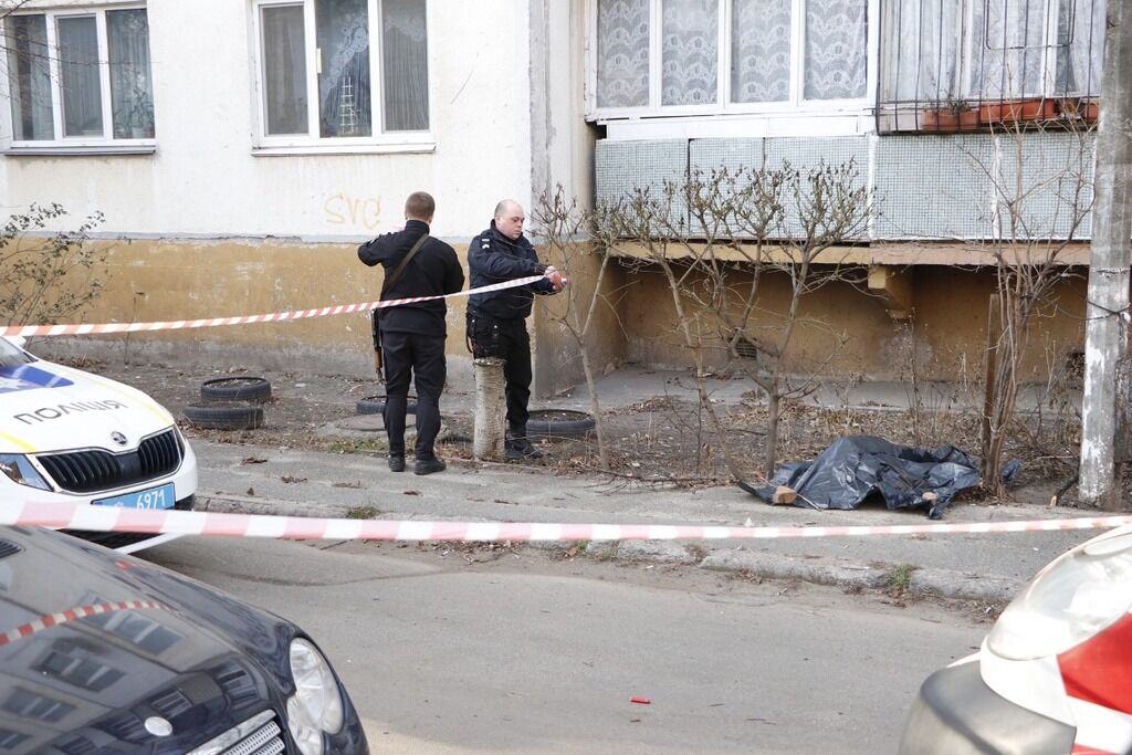 В Шевченковском районе Киева, на улице Орловская, 15, из окна многоэтажки выпал подросток