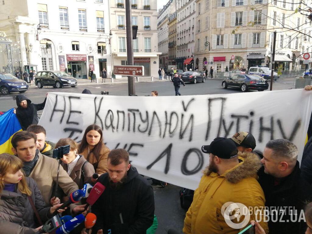Ветерани АТО порвали прапори РФ і "ДНР" в Парижі