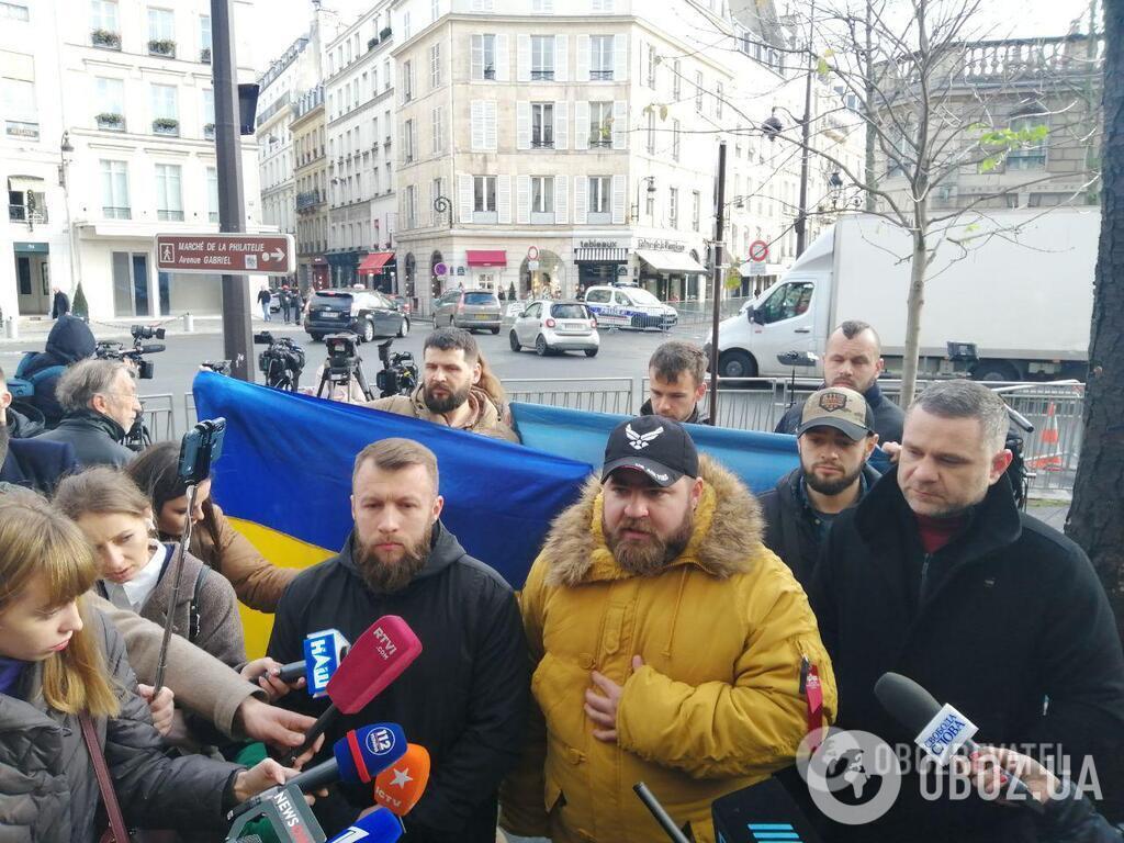 Ветераны АТО порвали флаги РФ и "ДНР" в Париже