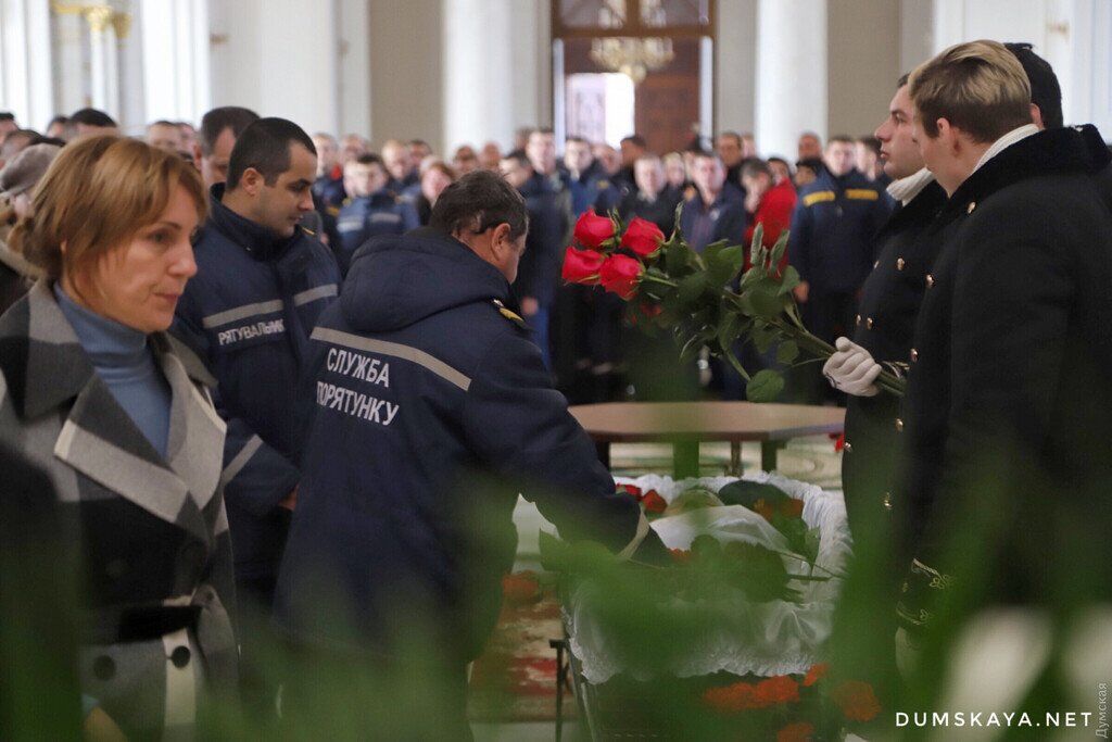 В Одессе простились с погибшим спасателем Сергеем Шатохиным