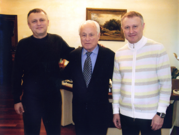 Рахмиль Суркис (по центру)