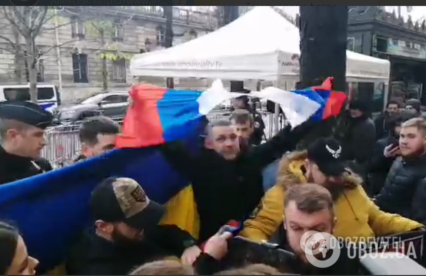 Ветерани АТО порвали прапори РФ і "ДНР" у Парижі