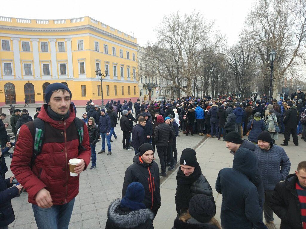 Вышли за 1000 грн: в Одессе ''развели'' участников проплаченного митинга