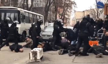 "Ложись, Бандера!" Глава полиции Киева извинился