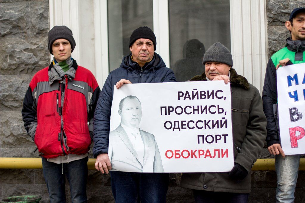 Марисов, плыви в Ростов: одесситы протестовали против махинаций с буксирами