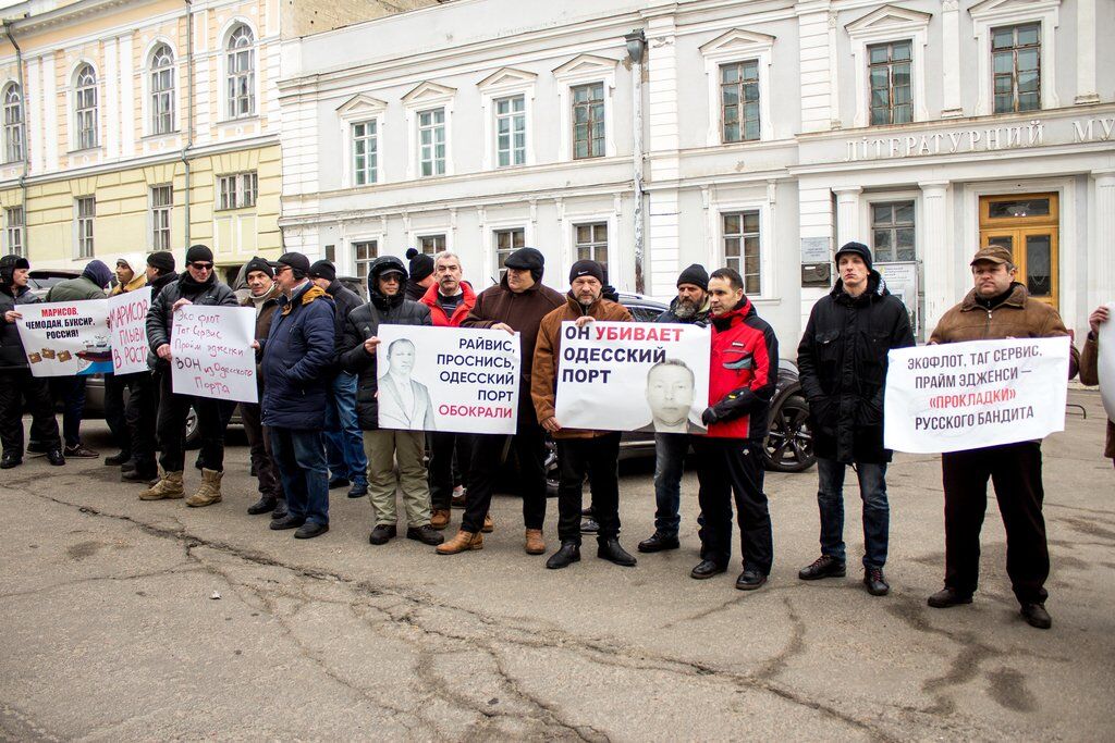 Марисов, плыви в Ростов: одесситы протестовали против махинаций с буксирами