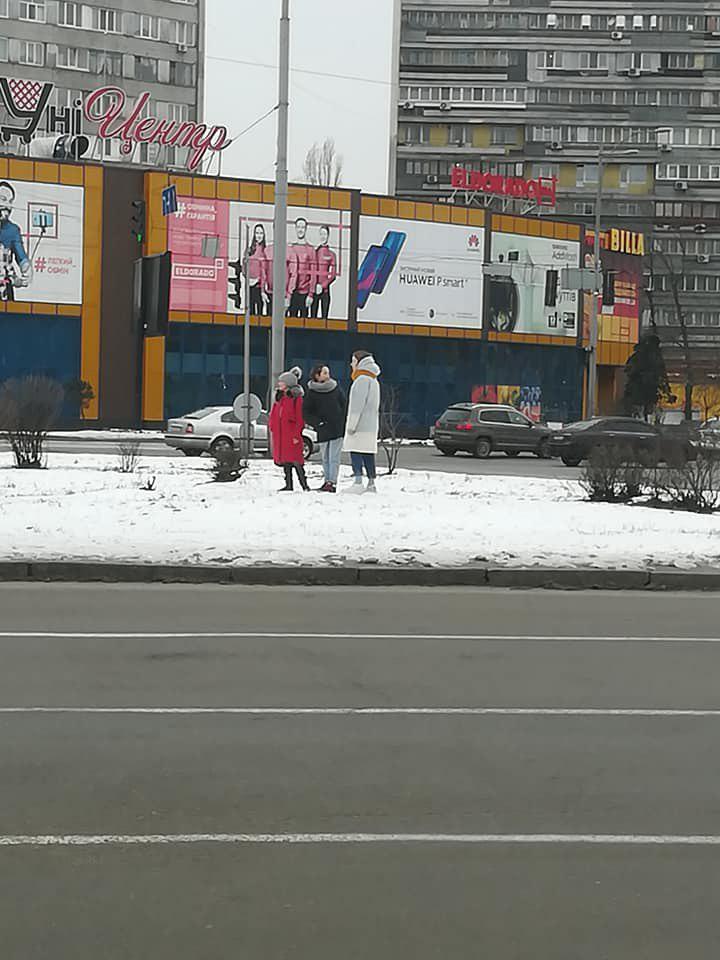 Девочки перебегают Дарницкую площадь