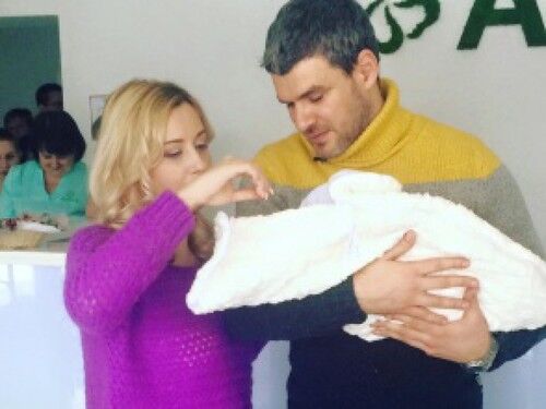 Матвиенко и Мирзояна впервые сфотографировали с новорожденной дочерью