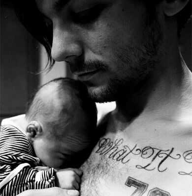 Солист One Direction поделился трогательным фото новорожденного сына