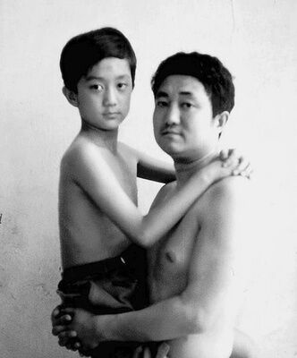 История жизни в фотографиях: отец ежегодно фотографировался с сыном