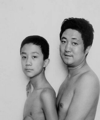 История жизни в фотографиях: отец ежегодно фотографировался с сыном