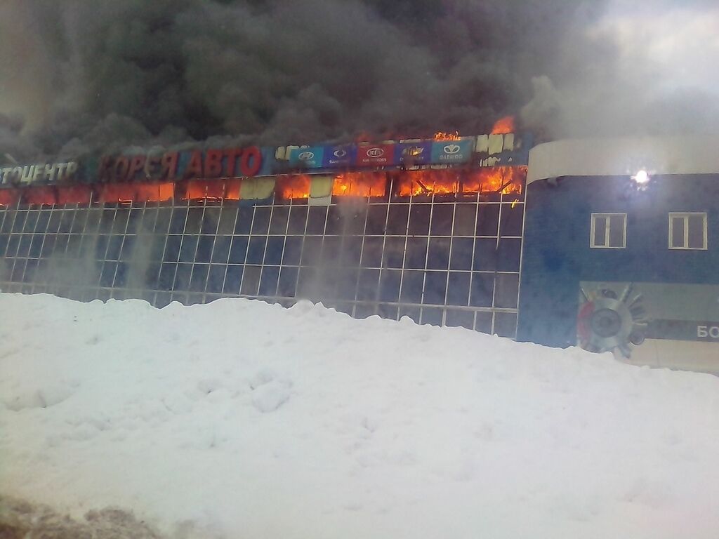 В Уфі спалахнула масштабна пожежа: перші фото і відео