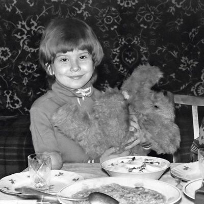 В Сети появилось редкое детское фото Юлии Высоцкой
