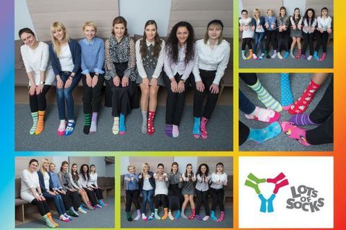 Марина Порошенко поддержала детей с синдромом Дауна: фото первой леди в разноцветных носках