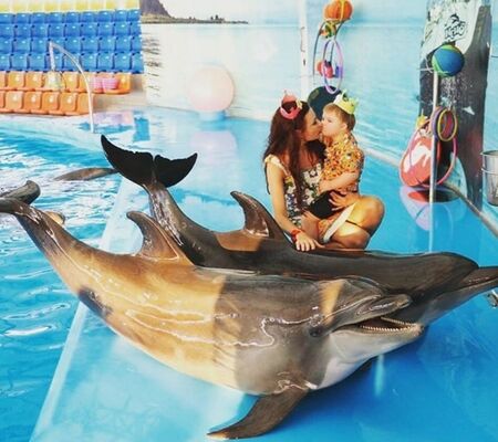 Сын Эвелины Бледанс празднует день рождения с дельфинами (фото)
