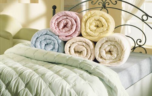 Хозяйке на заметку: как правильно стирать одеяла из различных материалов