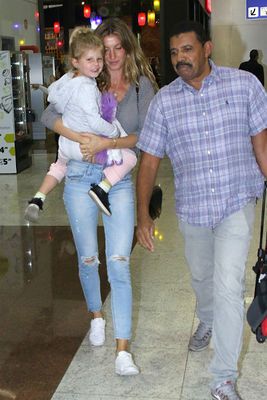 Супермама и супермодель: Жизель Бундхен с дочерью в аэропорту Сан-Паулу (фото)