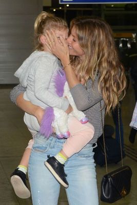 Супермама и супермодель: Жизель Бундхен с дочерью в аэропорту Сан-Паулу (фото)