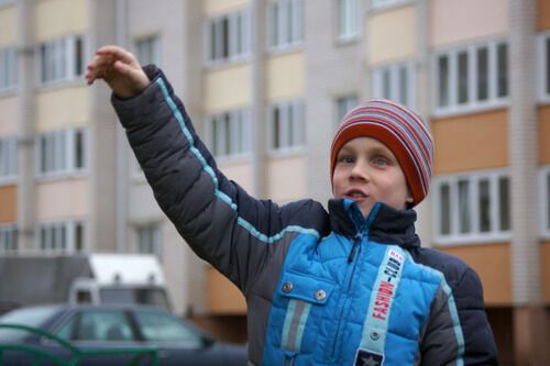 10-летний мальчик скрывает от всех, что он слепой: фотоистория