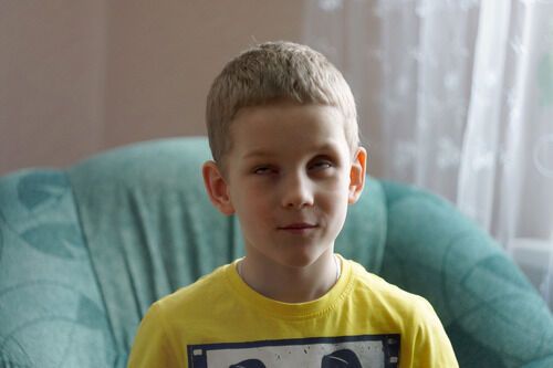 10-летний мальчик скрывает от всех, что он слепой: фотоистория