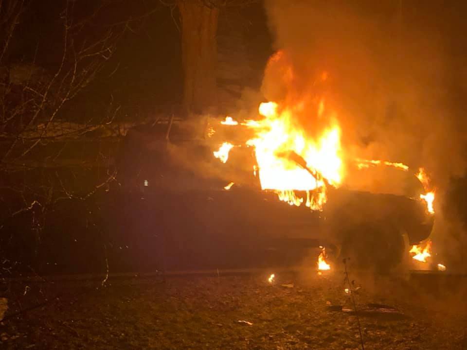 Депутат заявил о поджоге авто в Киеве: жуткие фото и видео