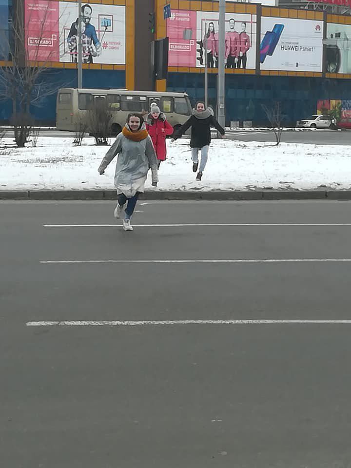 Девочки перебегают Дарницкую площадь
