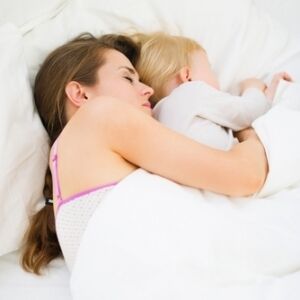 Ученые: младенцу нужно спать с родителями