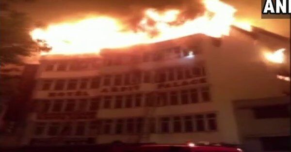 У столиці Індії спалахнув готель: 17 людей згоріли живцем. Фото і відео трагедії