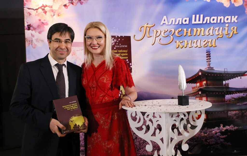 Іноземці захоплені книжкою про історію країн Азії та Африки, яку написала Алла Шлапак