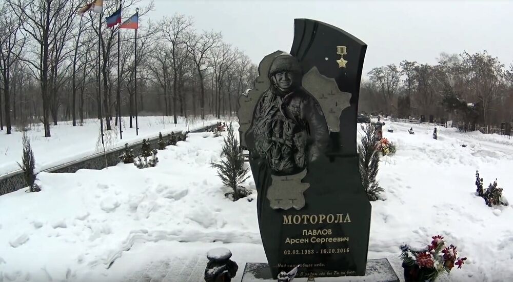 Захарченко, "Гиви" и "Моторола": в сети показали могилы "героев ДНР"