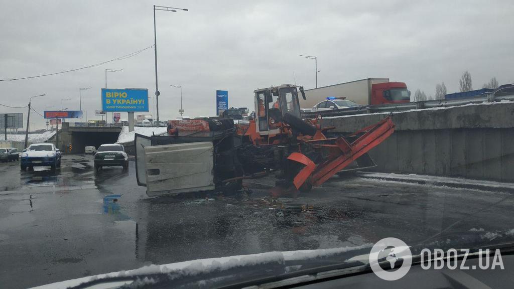 У Києві з естакади злетів трактор: що відомо