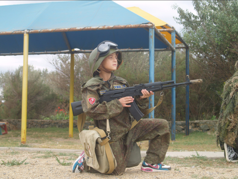 ''Тренируют 200-х'': появилось пугающее фото с детьми в Крыму