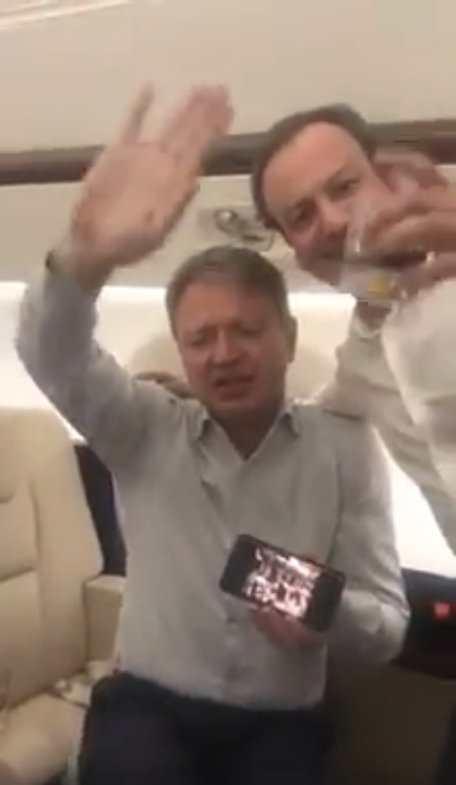 ''Обібрали народ і гуляють!'' Чиновники Росії оскандалились п'янкою в літаку