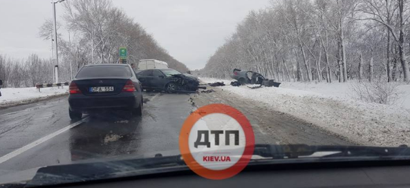 Ребенок не был пристегнут: под Киевом произошло масштабное ДТП