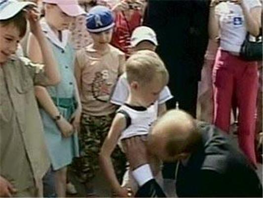  "Мороз не дал поцеловать животики": Путина в Сочи засекли за "щупаньем" детей. Фотофакт
