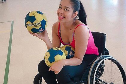 В инвалидной коляске навсегда: в Бразилии пирсинг носа парализовал девушку 