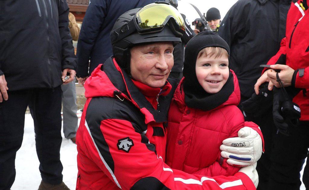  "Мороз не дал поцеловать животики": Путина в Сочи засекли за "щупаньем" детей. Фотофакт