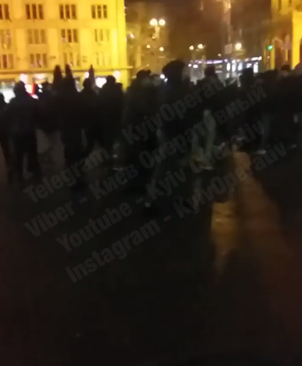 У центрі Києва побилися ультрас "Динамо" і "Айнтрахту": відео з місця НП