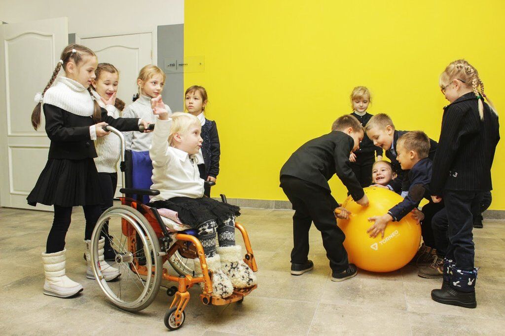 Безбарьерность в школах: приспособлены ли украинские учебные заведения для детей с инвалидностью?