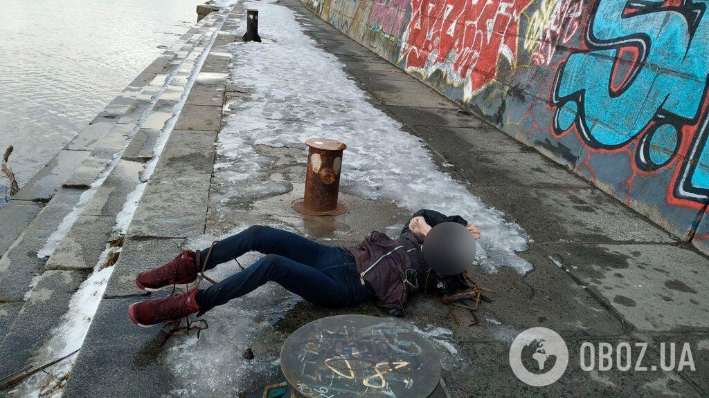 У Києві біля станції метро знайшли тіло дівчини