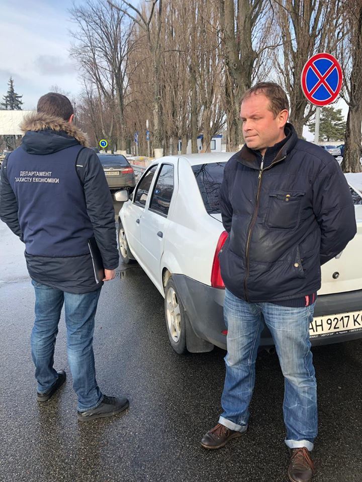 Штраф до 32 тисяч грн: у ''Борисполі'' поліція ''накрила'' таксистів-нелегалів