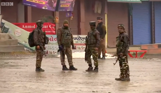  В Индии террорист-смертник убил десятки военных: все подробности