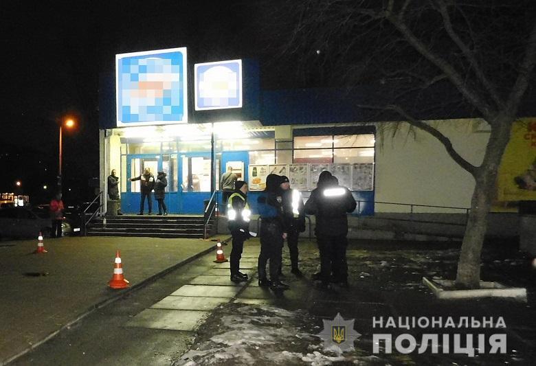 ÐаÑÑавил пÑÑнÑй Ñ
озÑин: в Ðиеве ÑазгоÑелÑÑ ÑÐ¿Ð¾Ñ Ð²Ð¾ÐºÑÑг заÑÑÑеленной полиÑейÑкими бойÑовÑкой Ñобаки