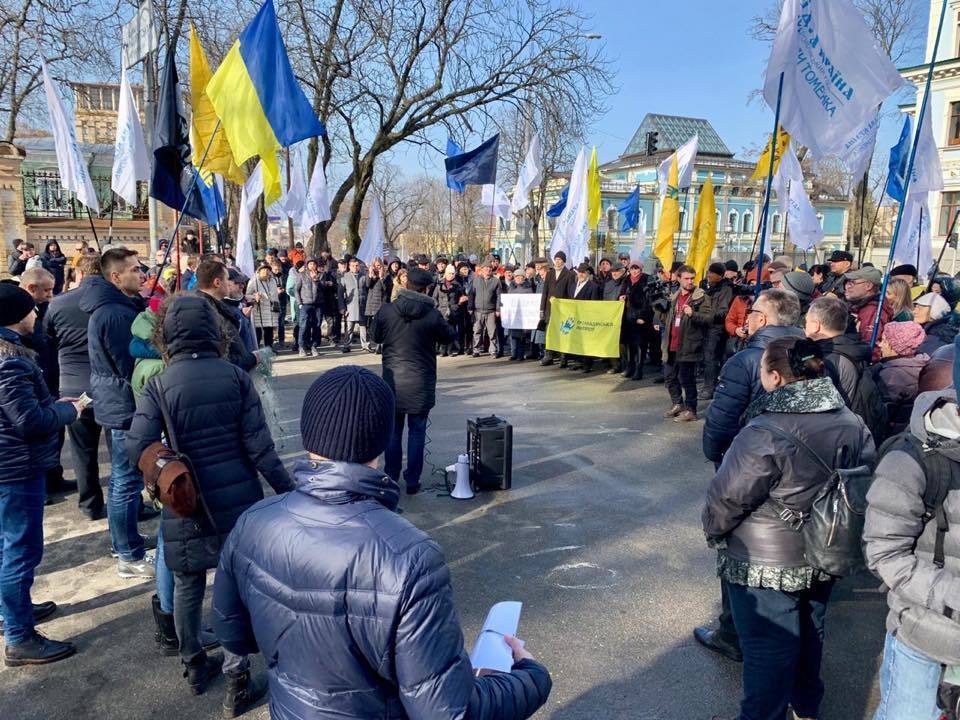 Прихильники Гриценка нагрянули на Банкову і звинуватили Порошенка в підкупі виборців